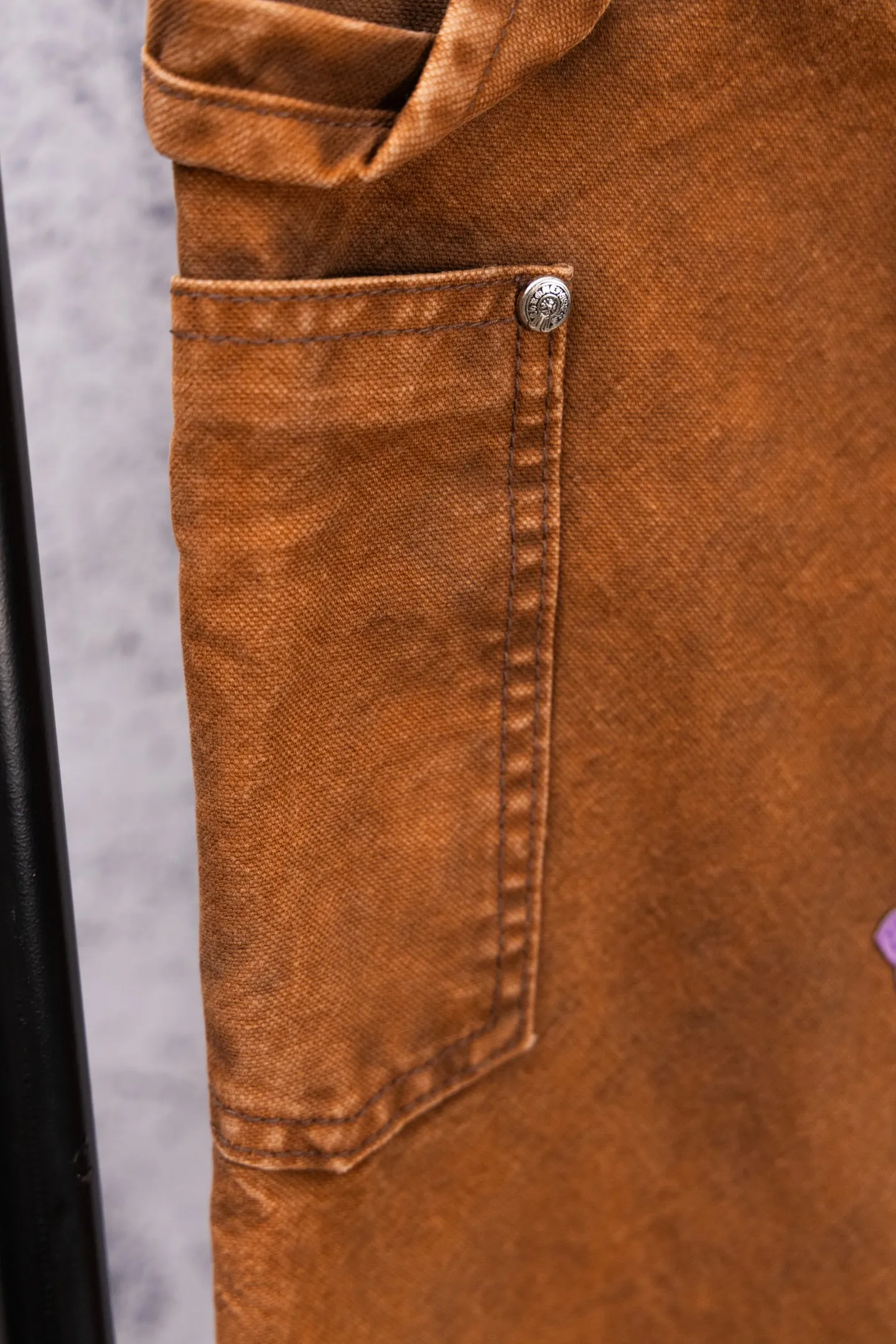 P290 Chromehearts Limited Edition Ox King Blue Purple Cross Patch Leather Brown Jeans Workwear Logging Pants. The counter price is 34W level. The patchwork cross pattern is embellished and the jeans are washed! ! An absolutely high-end luxury product, a 1.9W-level god-level single product, a super popular product, made by top heavy industry, a magic weapon that cannot be missed! [About Zangyin] This is an extremely luxurious fashion brand that can also be called the aristocracy of the high street. It has always been an exclusive brand for some hipsters or rich second generations. Compared with ordinary high streets, it is more luxurious and noble. Compared with luxury brands, it is more fashionable and individual. It has always been a brand that I have a special liking for. [Top heavy industry fashion design] Consistently high-street luxury style. Speaking of this style, the Zangyin family and GU family are definitely the leading representative brands. Especially the Zangyin family has really achieved a state-of-the-art effect in creating high-street style. The unique washed material is used to create this style. The color system is already quite eye-catching. After it is decorated with patchwork cross flowers, it cleverly highlights the charm of the brand. Secondly, this style uses classic The high-waist cutting design highlights the long legs and fashionable temperament of the upper body. The brand is highly recognizable and the slim fit configuration is more suitable for daily wear. It is a product that interprets personality, fashion, and specifications at a glance. This single product is enough to make any fan excited. It can be a white T-shirt for a youthful college style, or a tight suspender for a royal style. It has strong matching ability and can be easily controlled by men.  [Materials and craftsmanship] Needless to say, this point goes without saying. As an excellent craftsman brand, Zangyin’s requirements for details and craftsmanship are really perfect. The washed color of this model has gone through so many processes, not to mention the embellishment of denim appliques. It is also purely hand-made and sewn. Just like what they believe in, only hand-made things have soul and have the meaning of wear. A top-notch heavy-duty fashionable denim item, I look forward to your perfect interpretation! !  Color: Picture color Size: 28-36